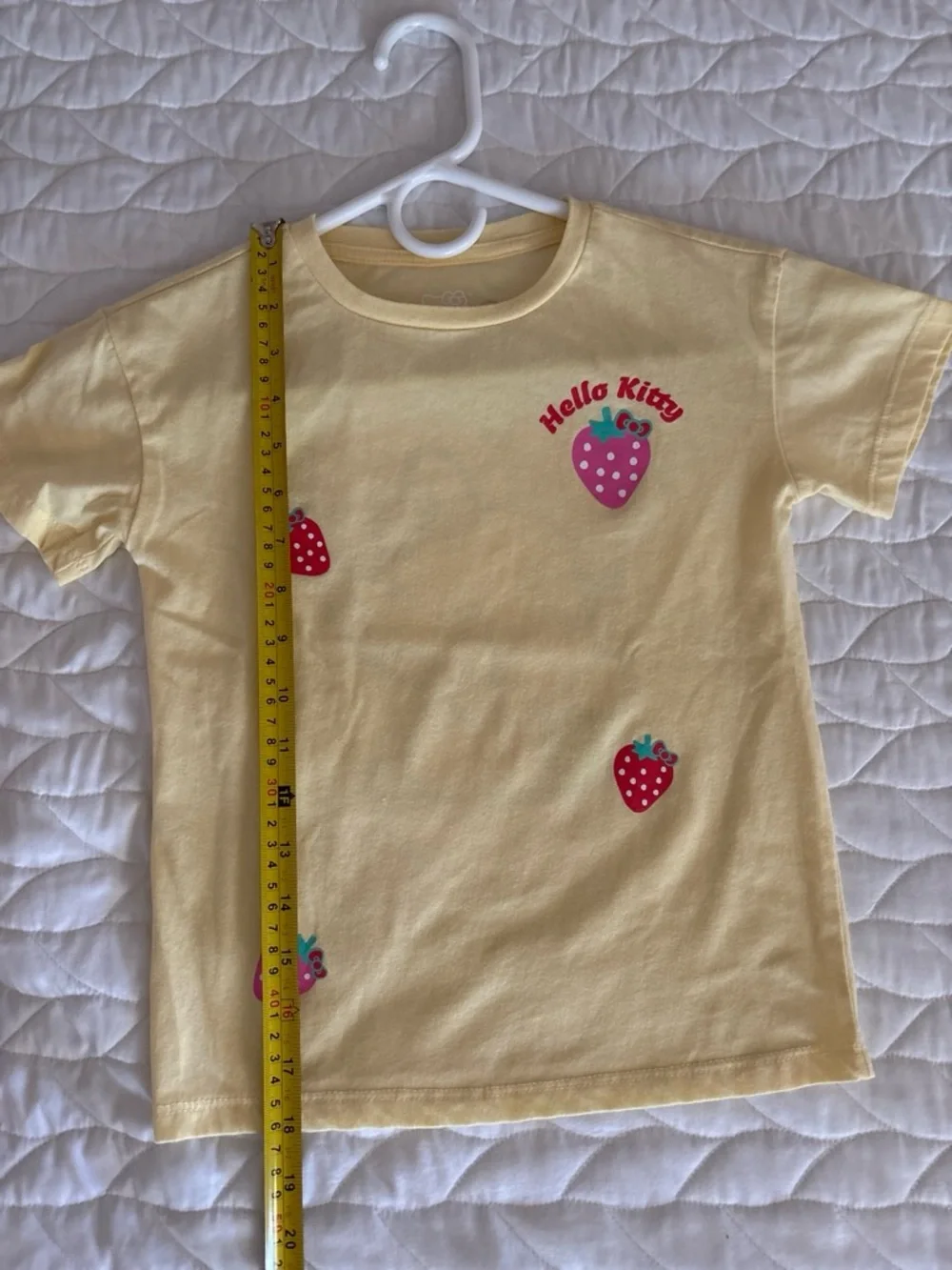 🍓Hello Kitty Strawberry Dreams Girls XS (4/5) Yellow Graphic Crew Neck Tee